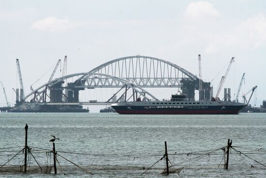 Car traffic arch installed on Kerch Strait Bridge