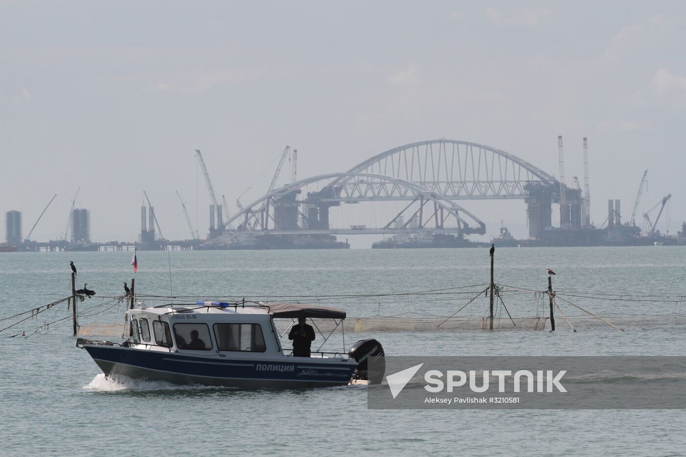 Car traffic arch installed on Kerch Strait Bridge