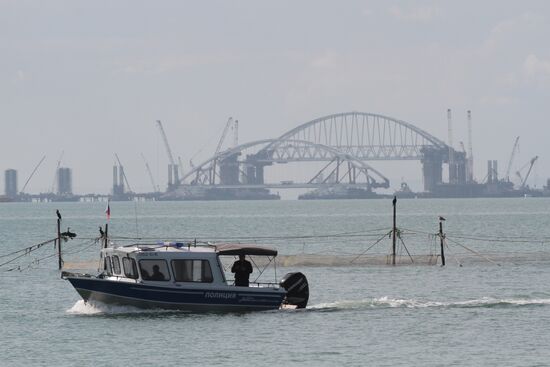 Car traffic arch installed on Kerch Strait Bridge