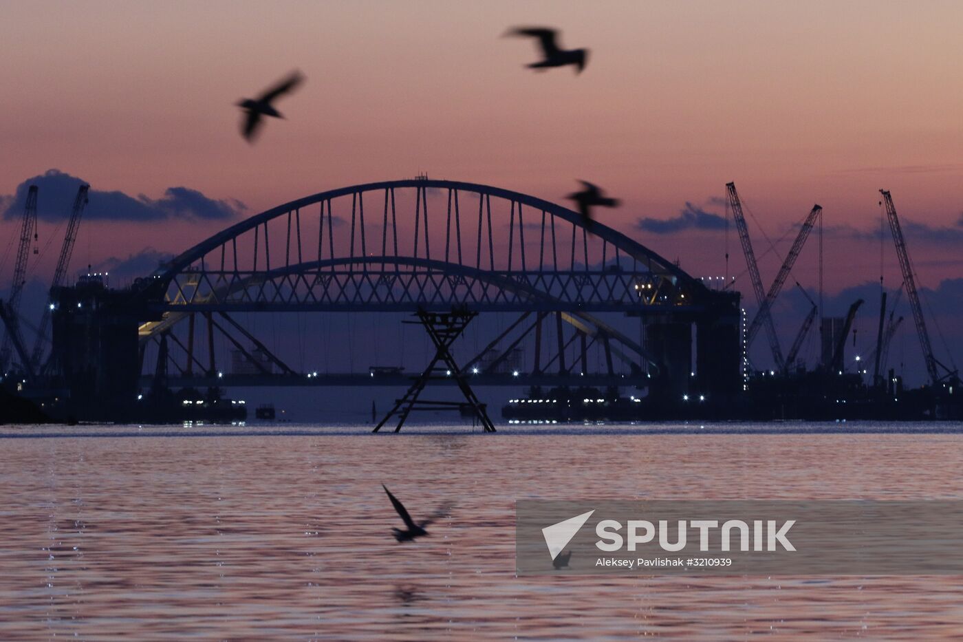 Automobile arch installed on Crimea bridge