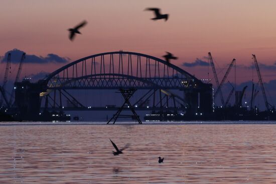 Automobile arch installed on Crimea bridge