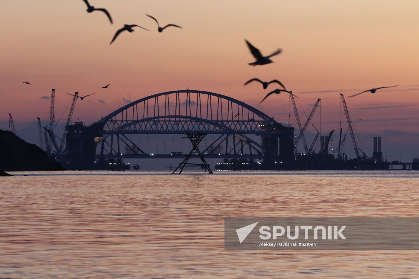 Automobile arch installed on Crimea bridge