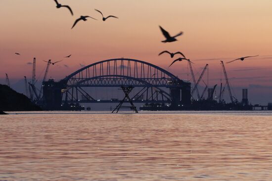Automobile arch installed on Crimea bridge