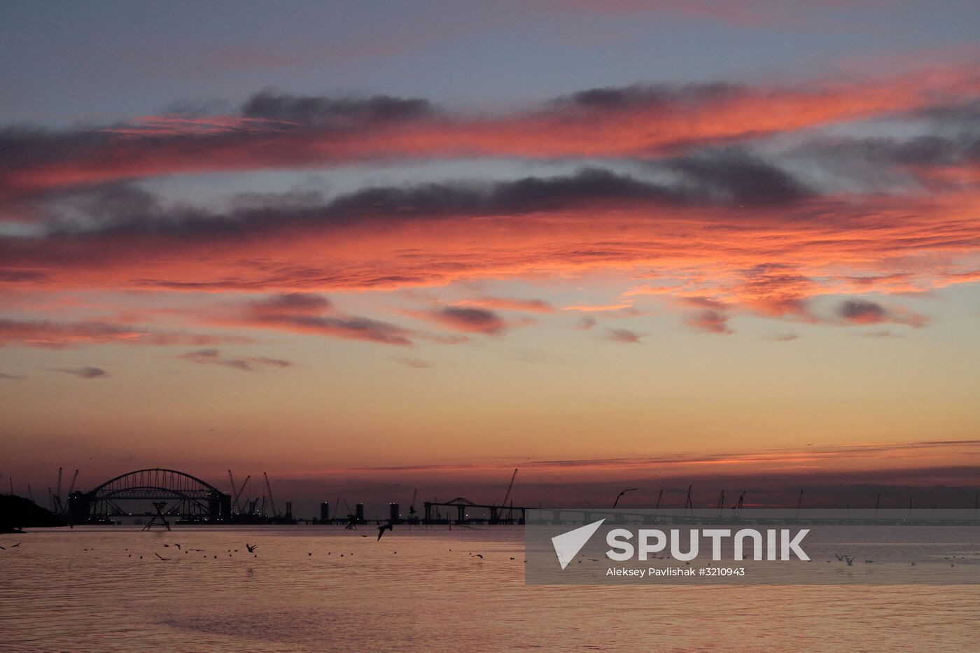 Automobile arch installed on Crimea bridge