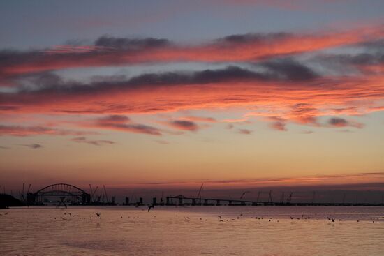 Automobile arch installed on Crimea bridge