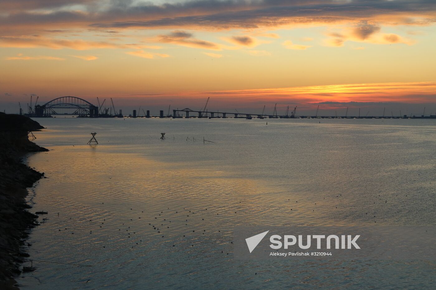 Automobile arch installed on Crimea bridge