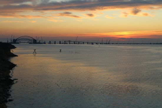 Automobile arch installed on Crimea bridge