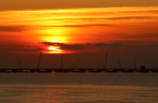 Automobile arch installed on Crimea bridge