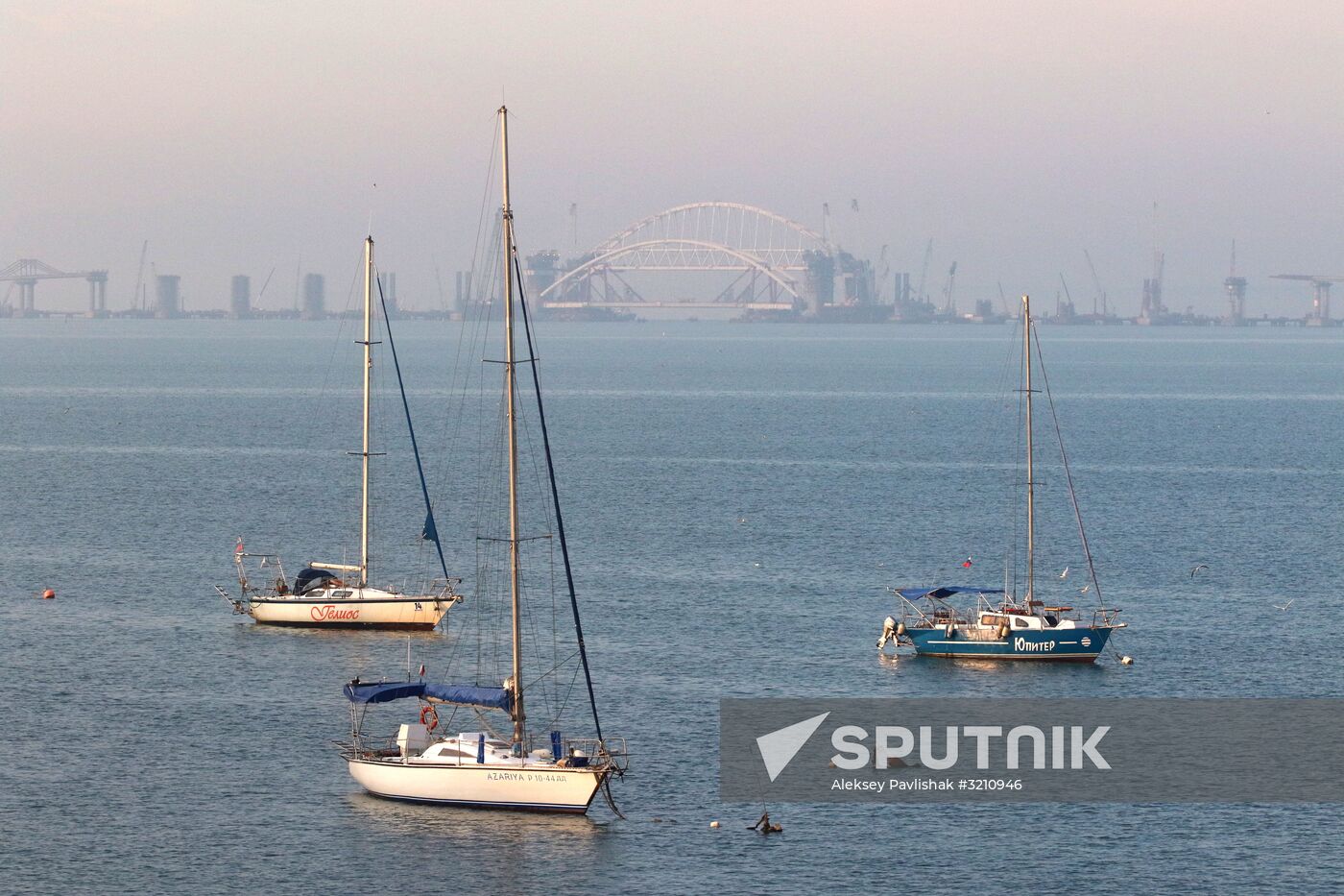 Automobile arch installed on Crimea bridge