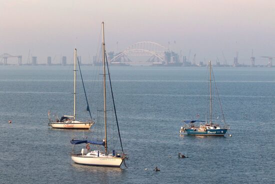 Automobile arch installed on Crimea bridge