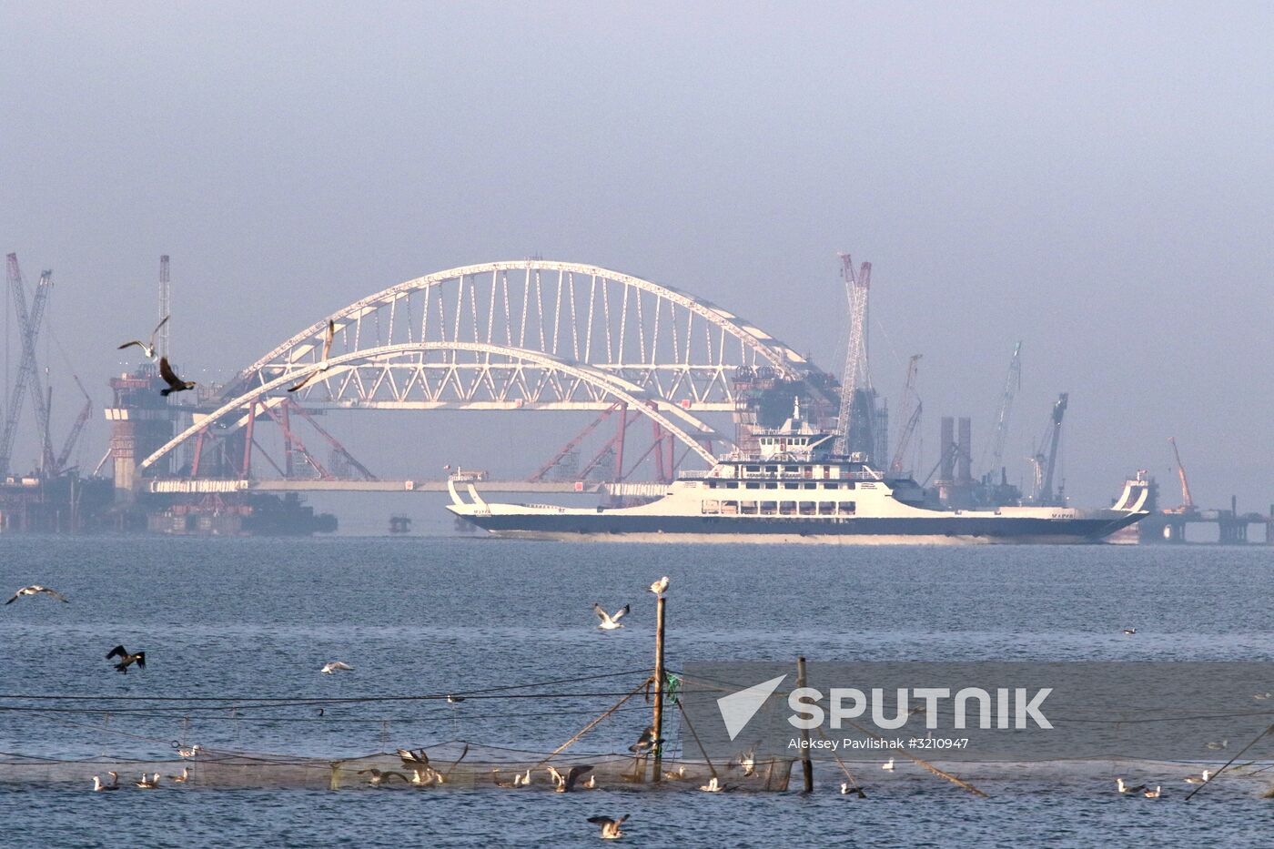 Automobile arch installed on Crimea bridge