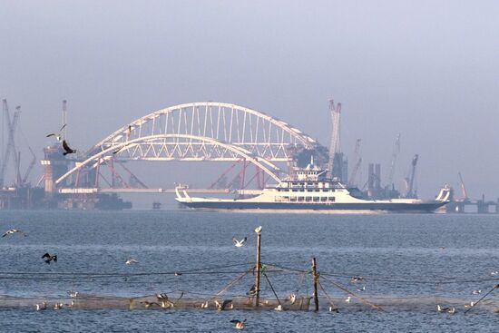 Automobile arch installed on Crimea bridge