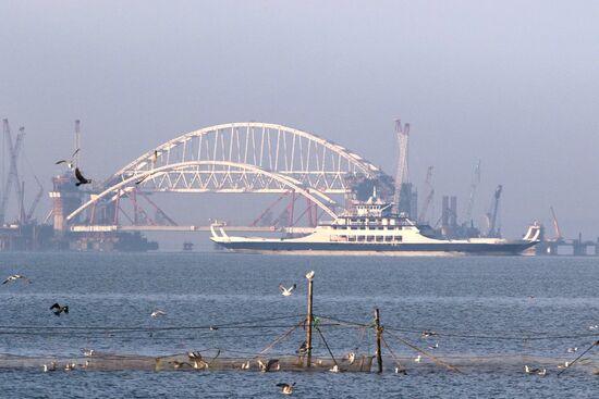 Automobile arch installed on Crimea bridge