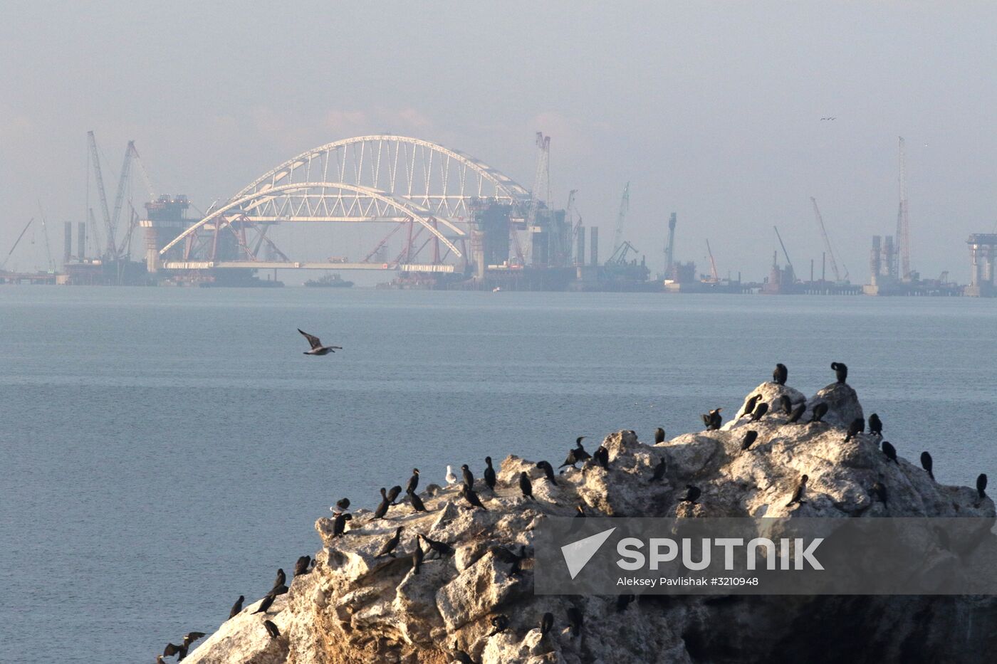 Automobile arch installed on Crimea bridge