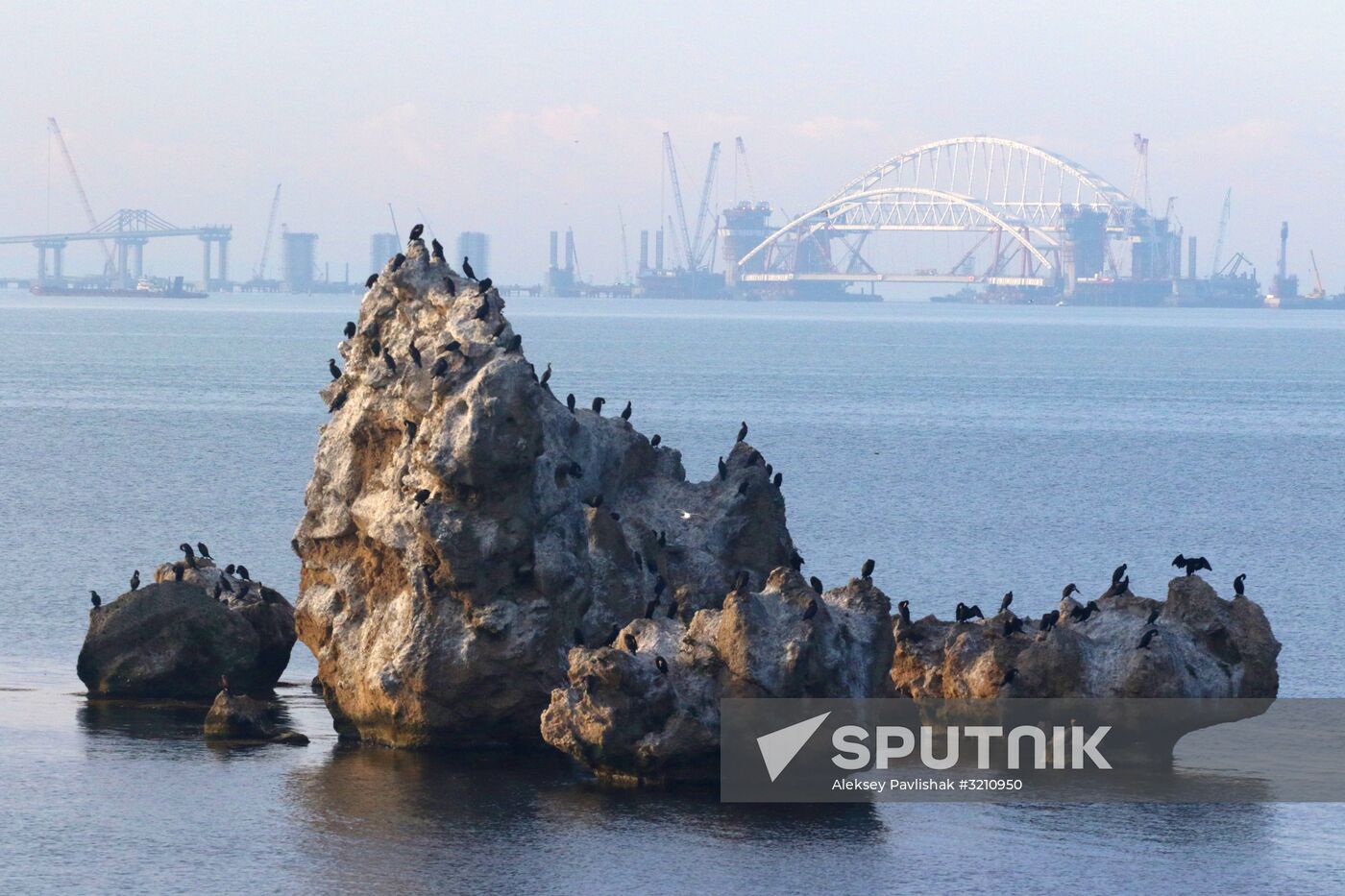 Automobile arch installed on Crimea bridge