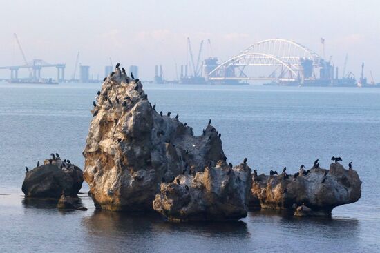 Automobile arch installed on Crimea bridge