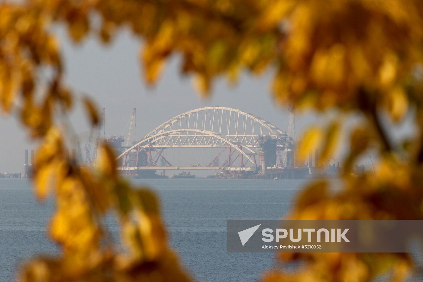 Automobile arch installed on Crimea bridge