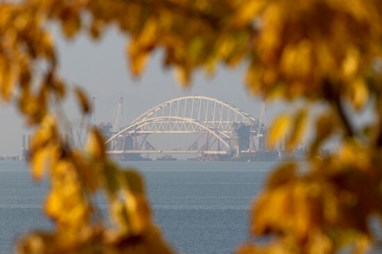 Automobile arch installed on Crimea bridge