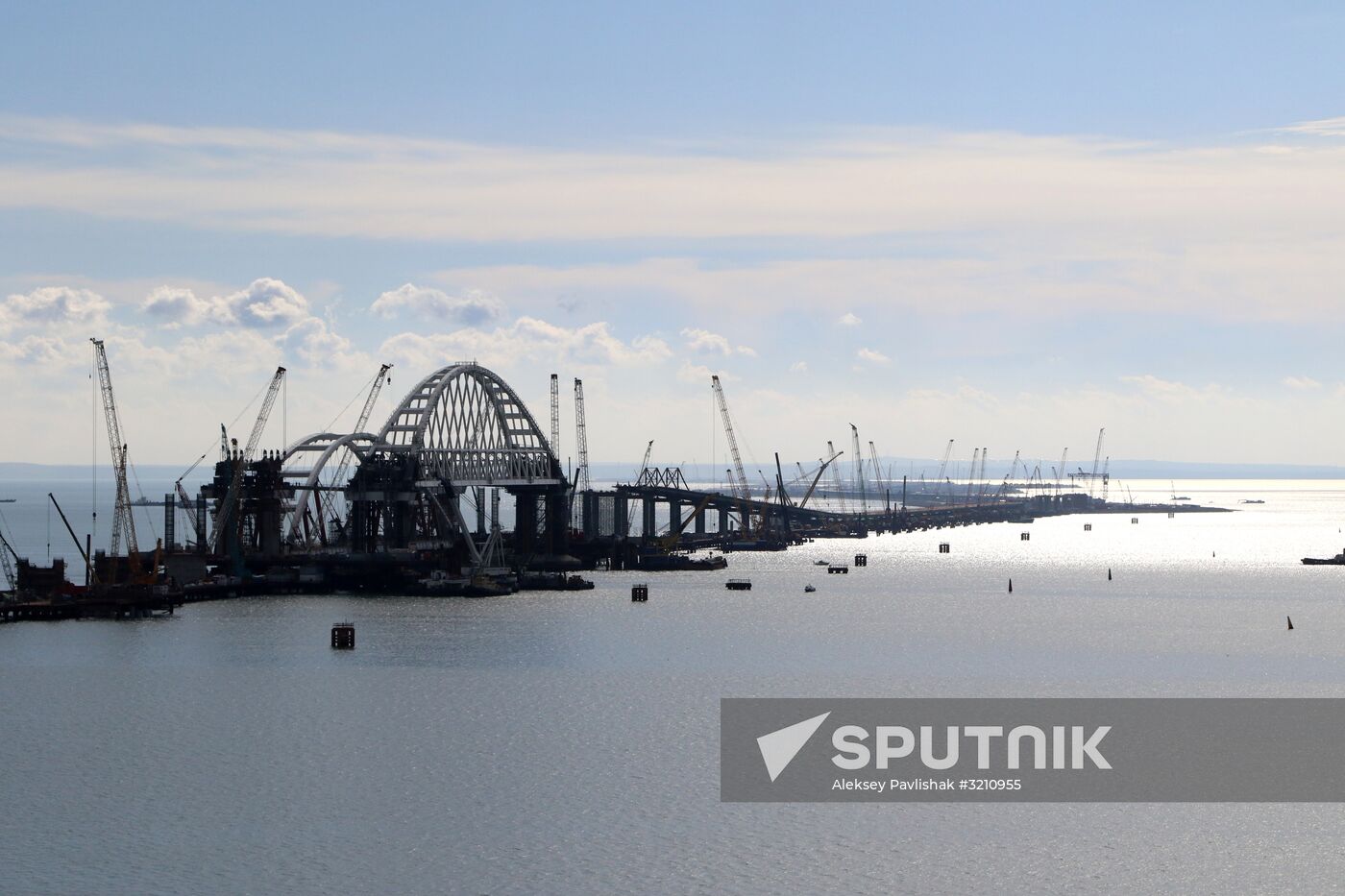 Automobile arch installed on Crimea bridge