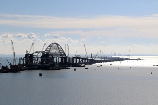Automobile arch installed on Crimea bridge