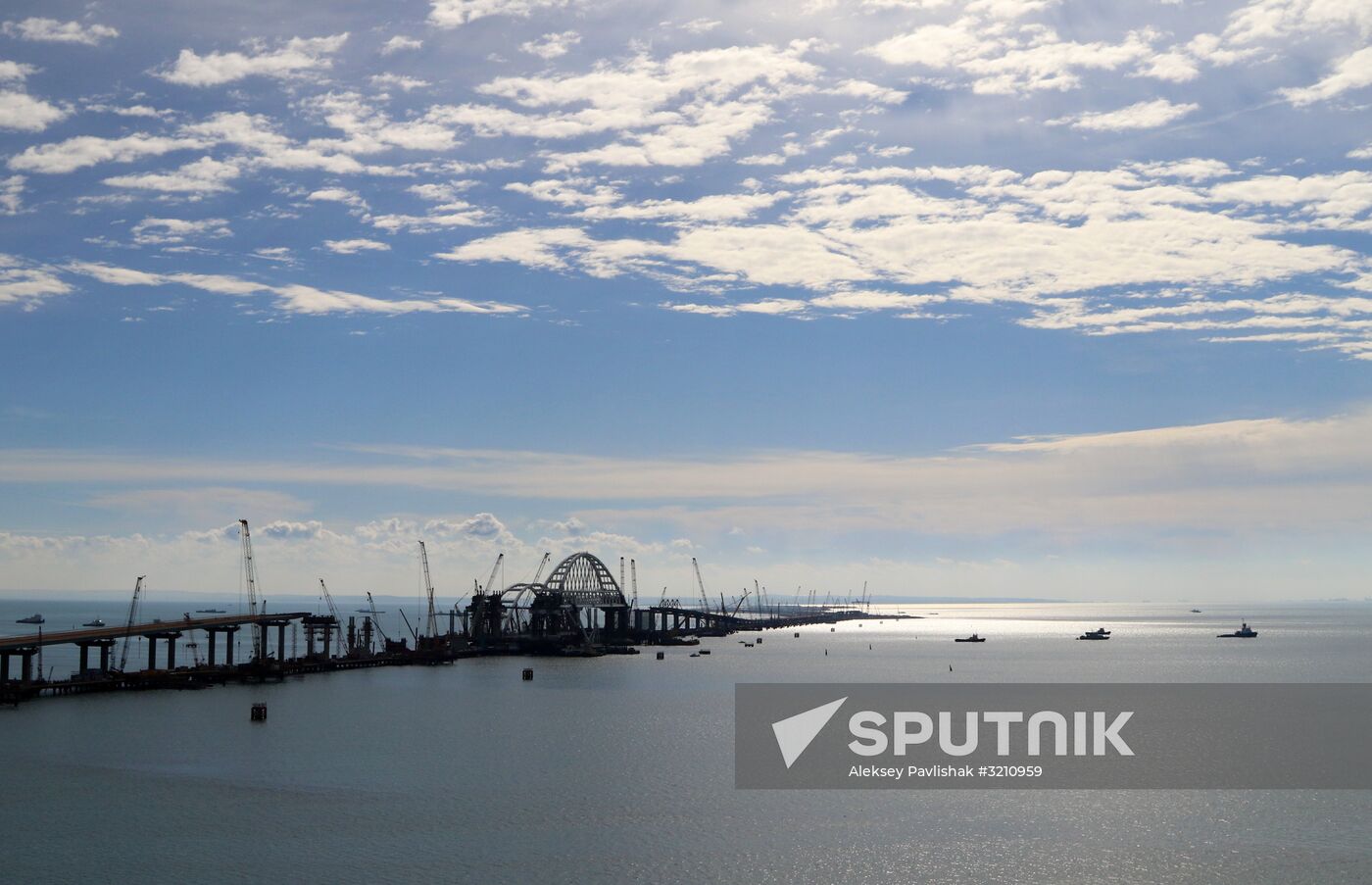 Automobile arch installed on Crimea bridge