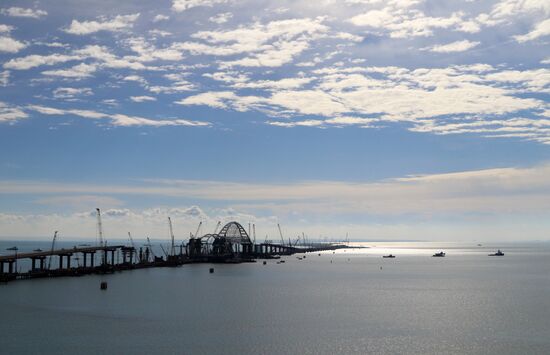 Automobile arch installed on Crimea bridge