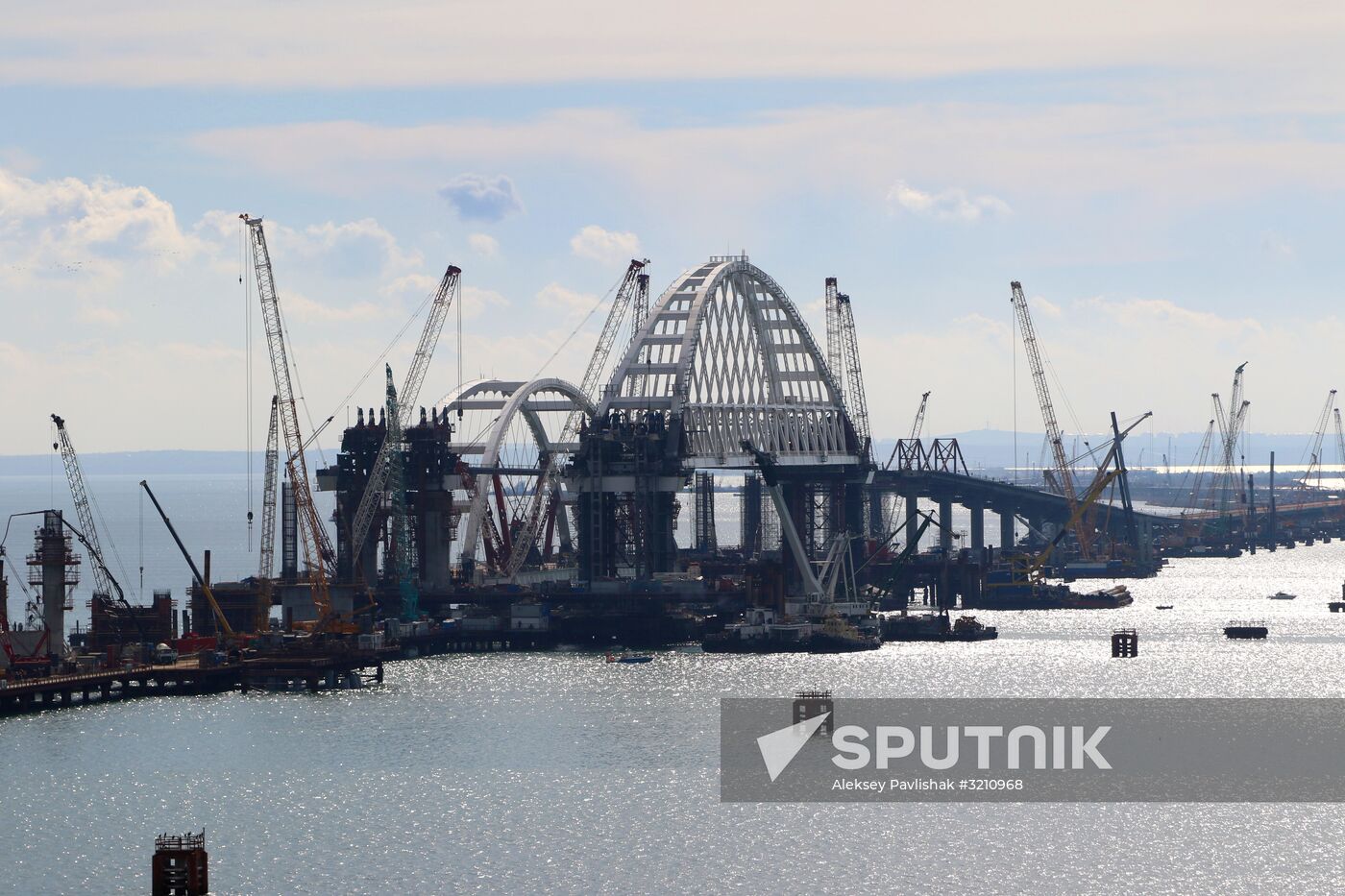 Automobile arch installed on Crimea bridge