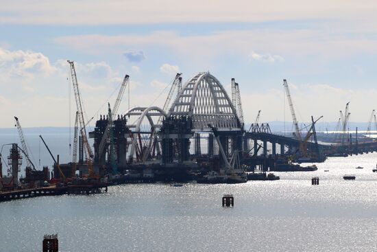 Automobile arch installed on Crimea bridge