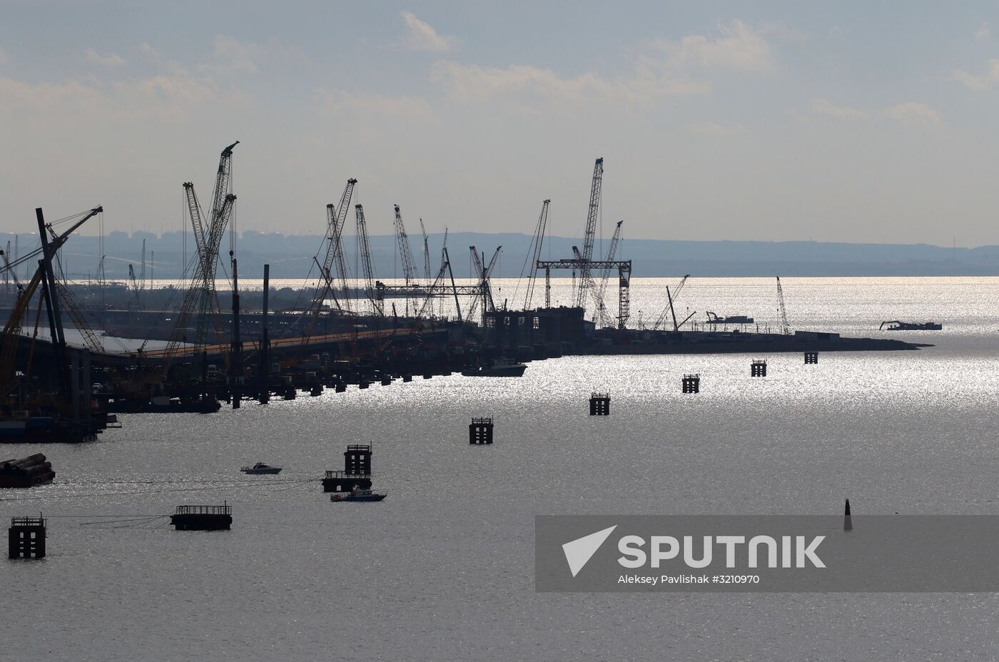 Automobile arch installed on Crimea bridge