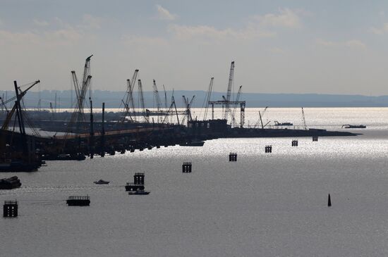 Automobile arch installed on Crimea bridge