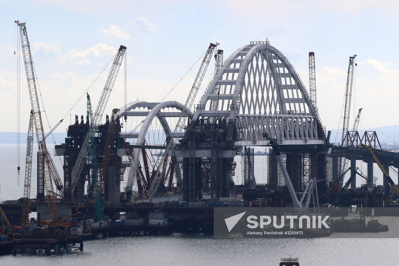 Automobile arch installed on Crimea bridge