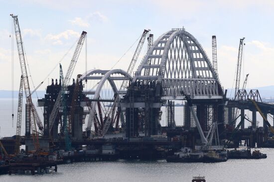 Automobile arch installed on Crimea bridge