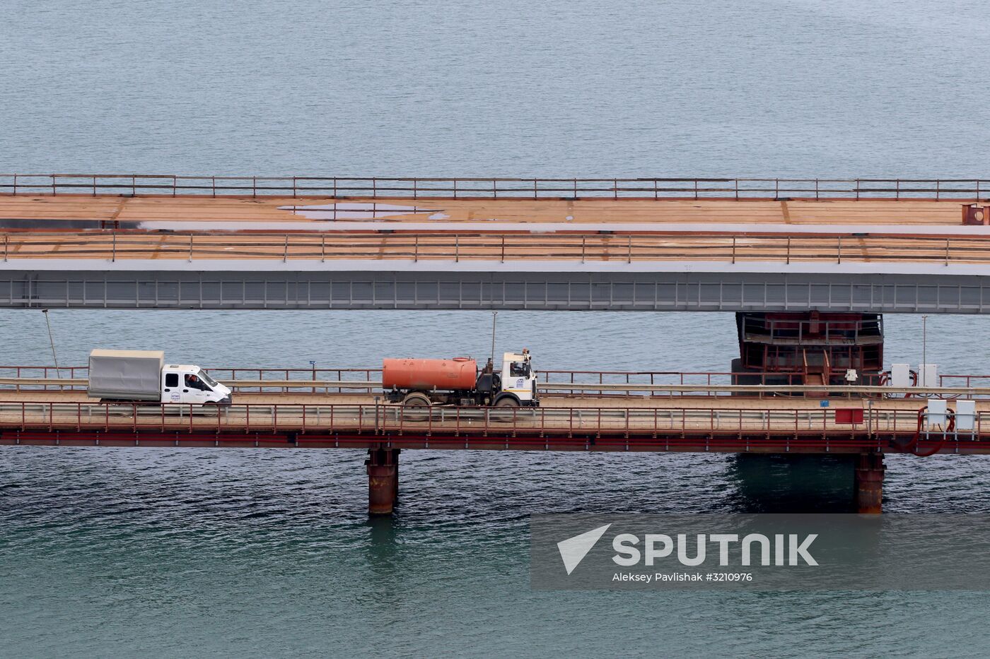 Automobile arch installed on Crimea bridge