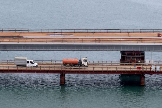 Automobile arch installed on Crimea bridge