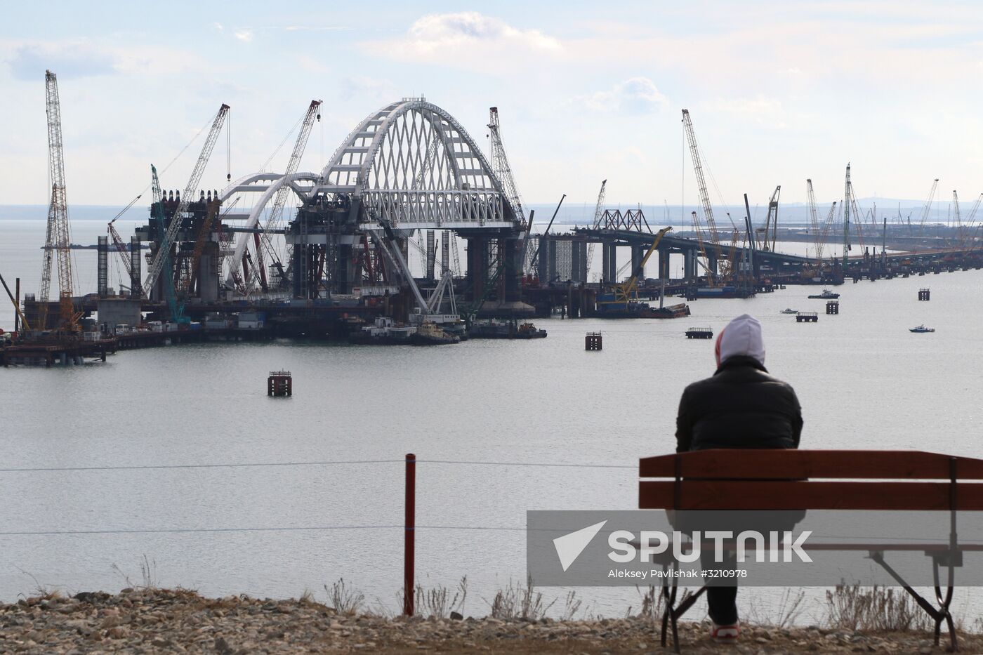 Automobile arch installed on Crimea bridge