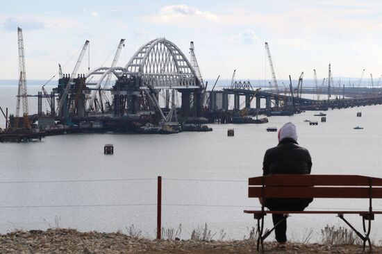 Automobile arch installed on Crimea bridge