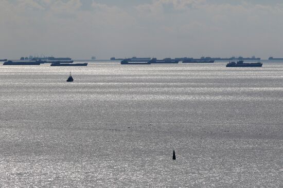 Automobile arch installed on Crimea bridge