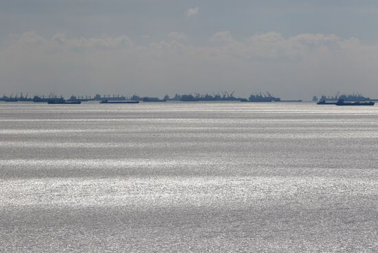Automobile arch installed on Crimea bridge