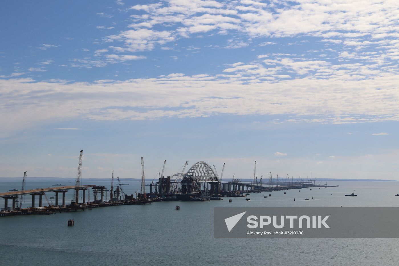 Automobile arch installed on Crimea bridge