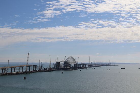 Automobile arch installed on Crimea bridge