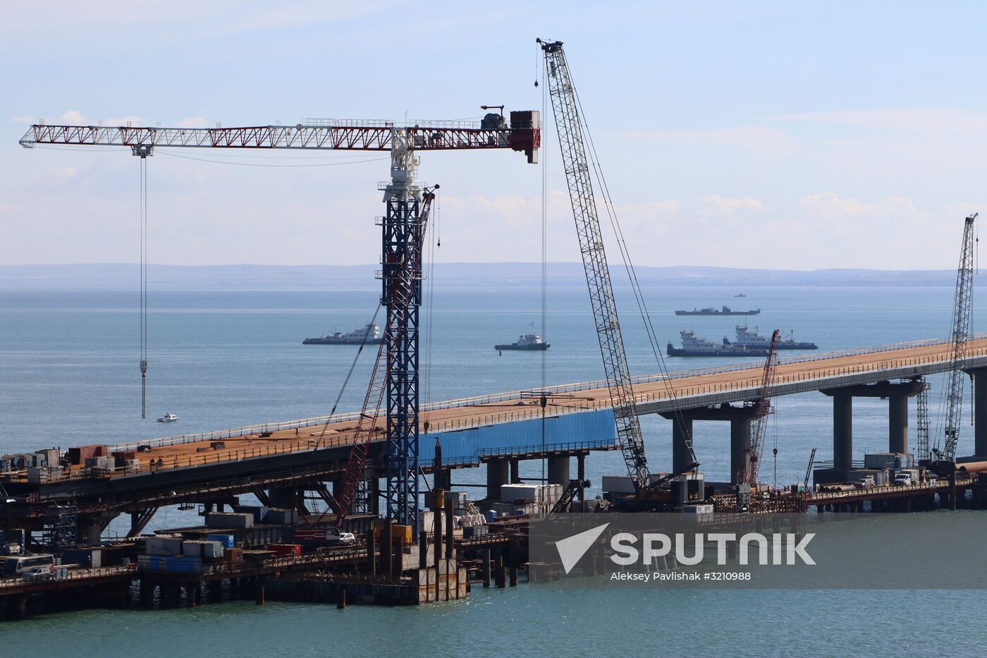 Automobile arch installed on Crimea bridge