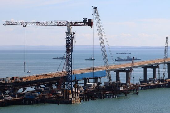Automobile arch installed on Crimea bridge