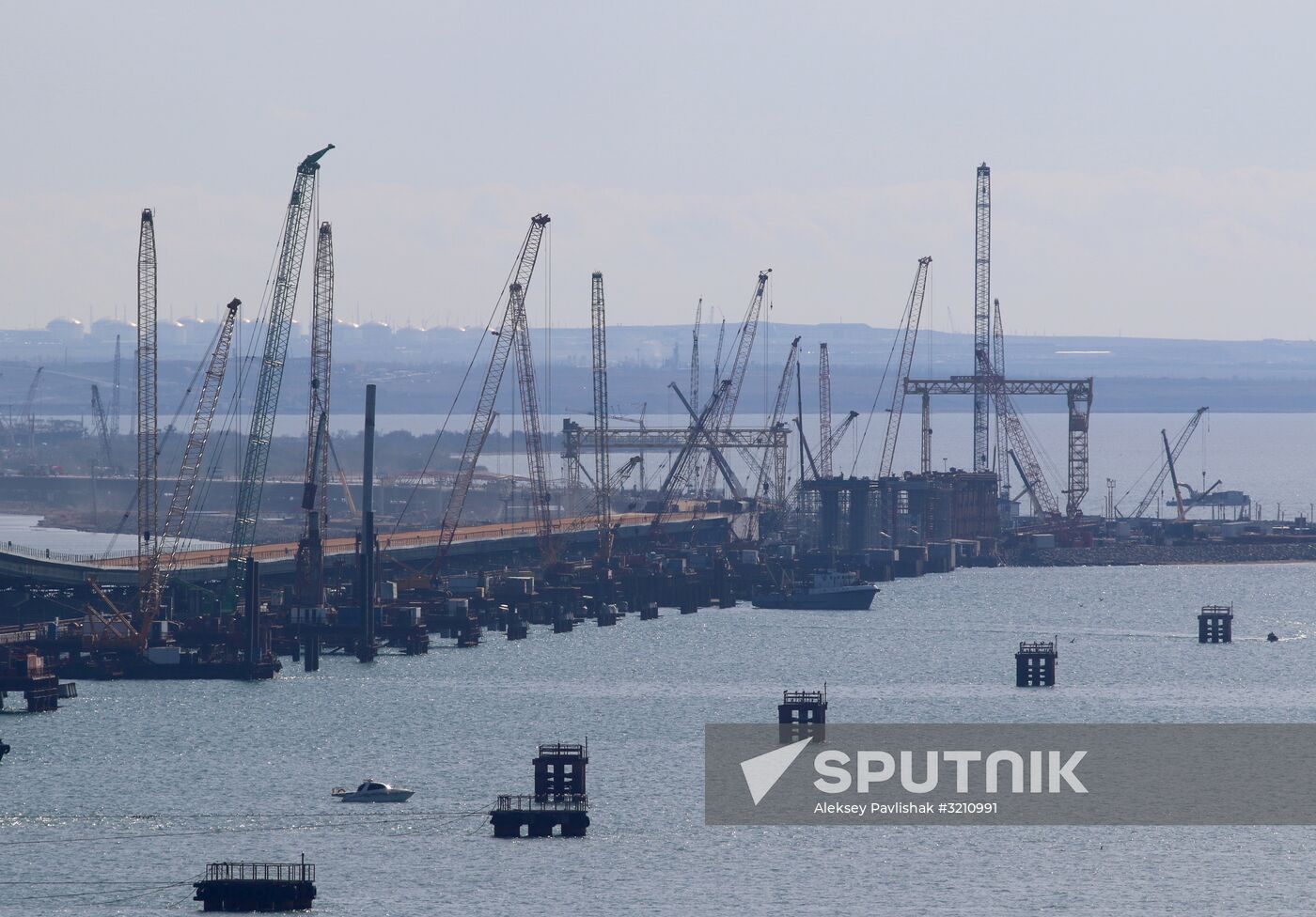 Automobile arch installed on Crimea bridge