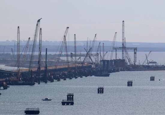 Automobile arch installed on Crimea bridge