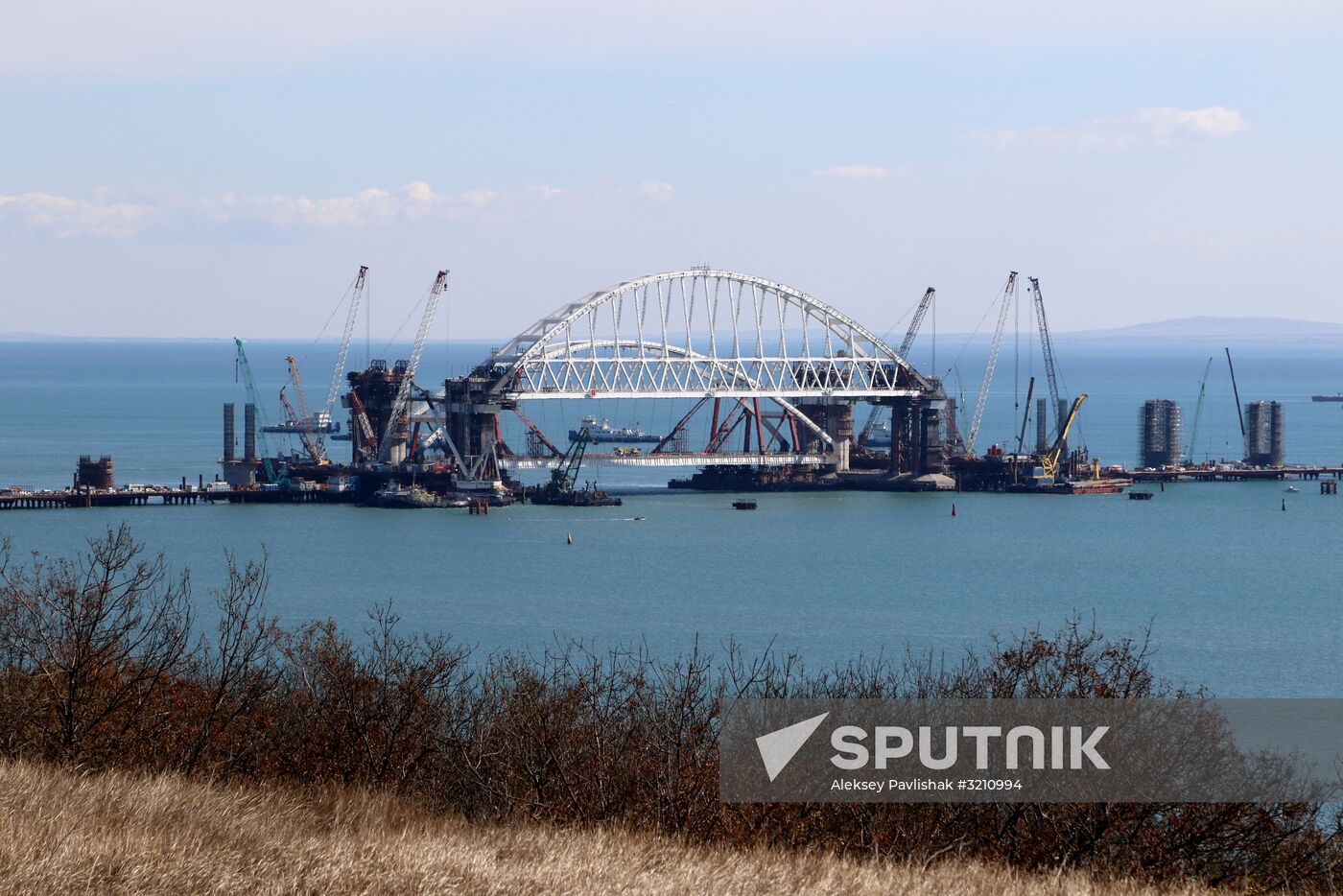Automobile arch installed on Crimea bridge