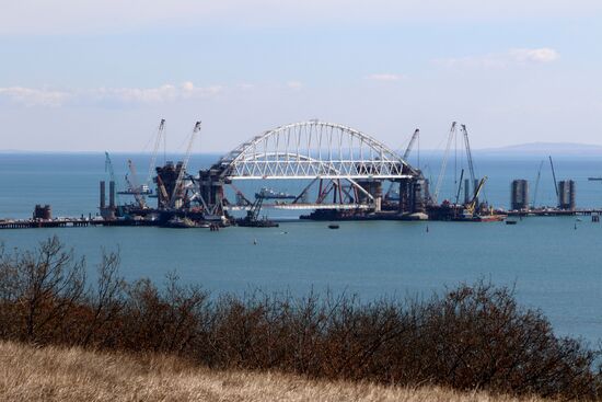 Automobile arch installed on Crimea bridge
