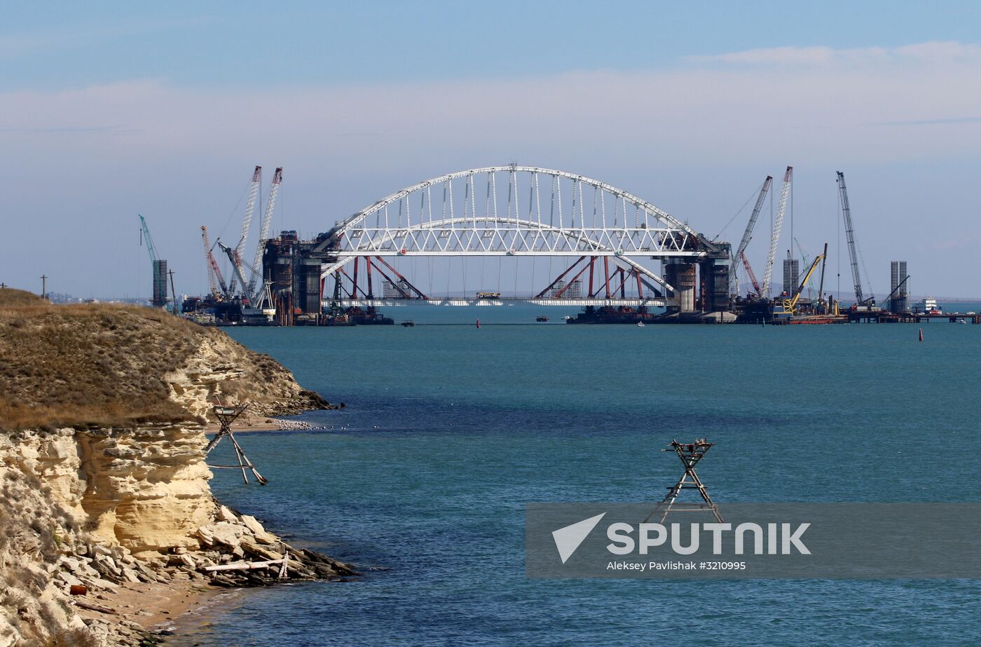 Automobile arch installed on Crimea bridge