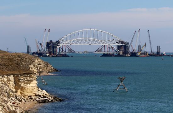 Automobile arch installed on Crimea bridge