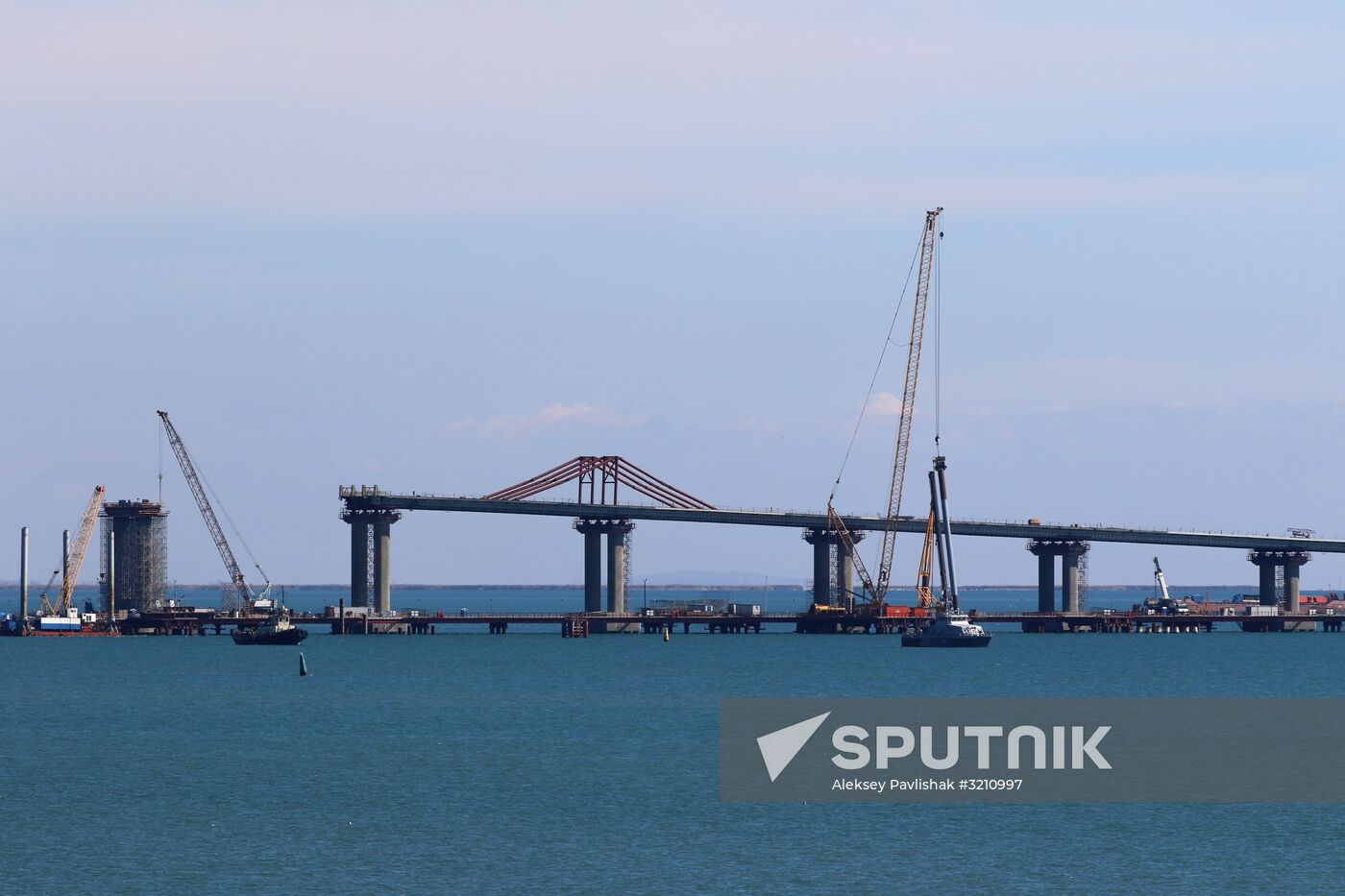 Automobile arch installed on Crimea bridge
