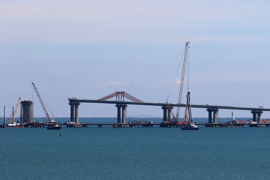 Automobile arch installed on Crimea bridge